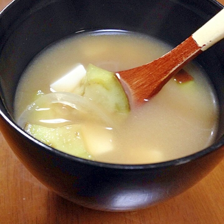 茄子と玉ねぎと豆腐のお味噌汁